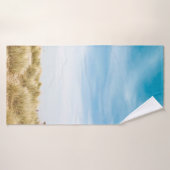 Grünes Grasfeld unter blauem Himmel Badehandtuch (Badehandtuch)