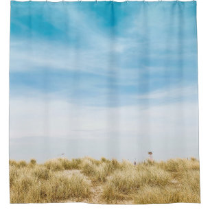 Grünes Grasfeld unter blauem Himmel Duschvorhang