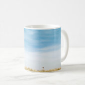 Grünes Grasfeld unter blauem Himmel Kaffeetasse (VorderseiteRechts)