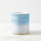 Grünes Grasfeld unter blauem Himmel Kaffeetasse (Mittel)