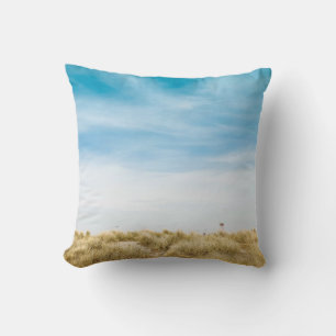 Grünes Grasfeld unter blauem Himmel Kissen
