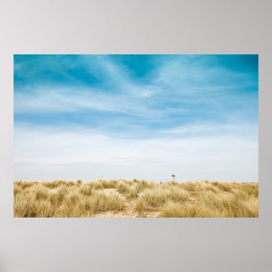 Grünes Grasfeld unter blauem Himmel Poster (Vorne)
