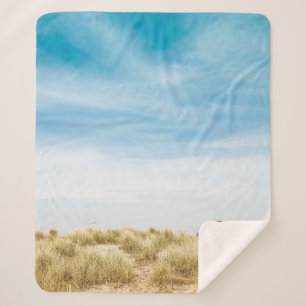 Grünes Grasfeld unter blauem Himmel Sherpadecke