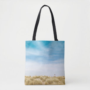 Grünes Grasfeld unter blauem Himmel Tasche