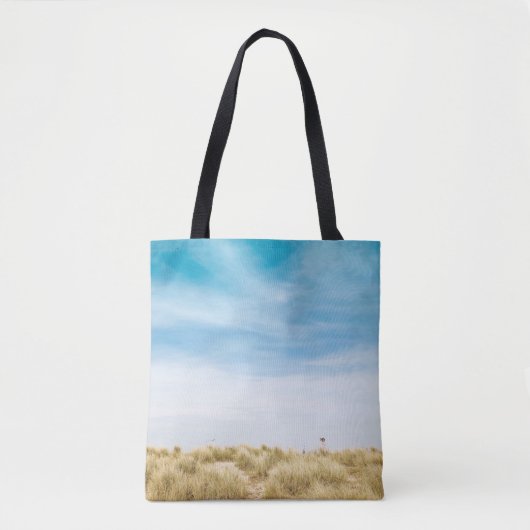Grünes Grasfeld unter blauem Himmel Tasche (Vorderseite)