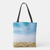 Grünes Grasfeld unter blauem Himmel Tasche (Rückseite)