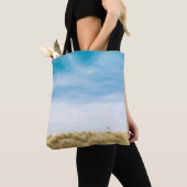 Grünes Grasfeld unter blauem Himmel Tasche (Von Nahem)