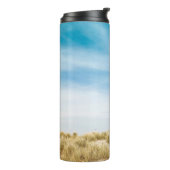 Grünes Grasfeld unter blauem Himmel Thermosbecher (Nach links gedreht)