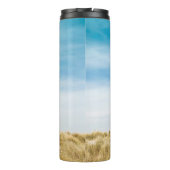 Grünes Grasfeld unter blauem Himmel Thermosbecher (Rückseite)