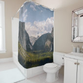 GRÜNES GRASS FELD IN DER NÄHE VON ROCKY BERG UNTER DUSCHVORHANG (Beispiel)