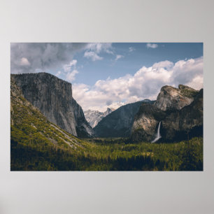 GRÜNES GRASS FELD IN DER NÄHE VON ROCKY BERG UNTER POSTER