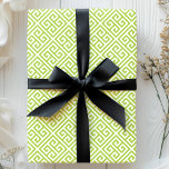 Grünes griechisches Schlüsselmagen Geschenkpapier<br><div class="desc">Mit dieser modernen Drehung stärken Sie Ihr Geschenk auf klassisch griechischem Schlüsselmuster. Das aufwändige Labyrinth-Design in erfrischenden Grün- und Weißtönen verleiht jedem Anlass eine Touch der Eleganz. Dieses aus hochwertigem Papier gefertigte Geschenkpapier bietet eine einzigartige und stilvolle Art,  Ihre Geschenke zu präsentieren.</div>