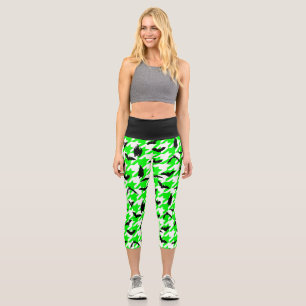 grünes Hahnentrittmuster zwischen schwarzen Fleder Capri Leggings