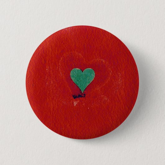 Grünes Herz auf rotem Grunge Hintergrund Button (Vorderseite)