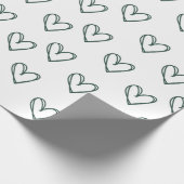 grünes Herz auf weißem Umhüllungsblech Geschenkpapier (Ecke)