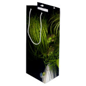 "Grünes Herz in Schwarz" Geschenktüte Für Weinflaschen (Vorderseite Schrägansicht)