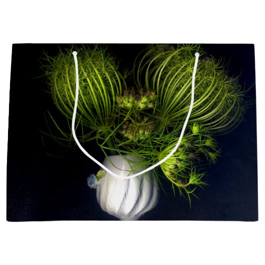 "Grünes Herz in Schwarz" Große Geschenktüte (Vorderseite)