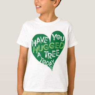 Grünes Herz (umarmen Sie einen Baum) T-Shirt