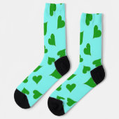 Grünes Herzmuster auf blauen Socken (Linkes Detail)