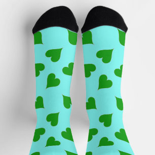 Grünes Herzmuster auf blauen Socken