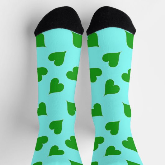 Grünes Herzmuster auf blauen Socken (Oben)