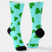 Grünes Herzmuster auf blauen Socken (Gewinkelt)