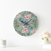 Grünes Hintergrund Blumenmuster. Große Wanduhr (Zuhause)