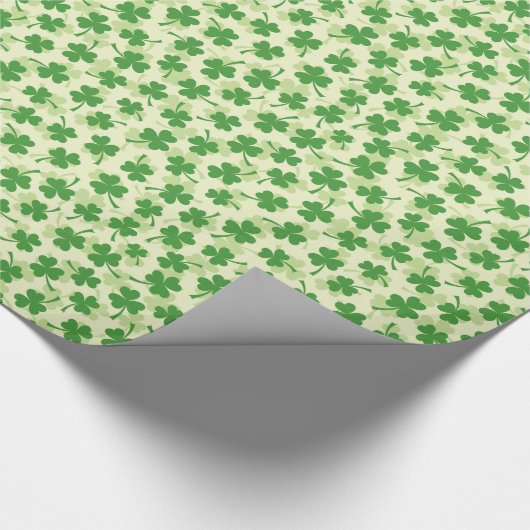 Grünes irisches Dreiblatt-Kleeblattmuster Geschenkpapier (Ecke)