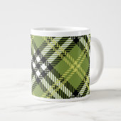 Grünes irisches kariertes Muster Jumbo-Tasse (Vorderseite Rechts)