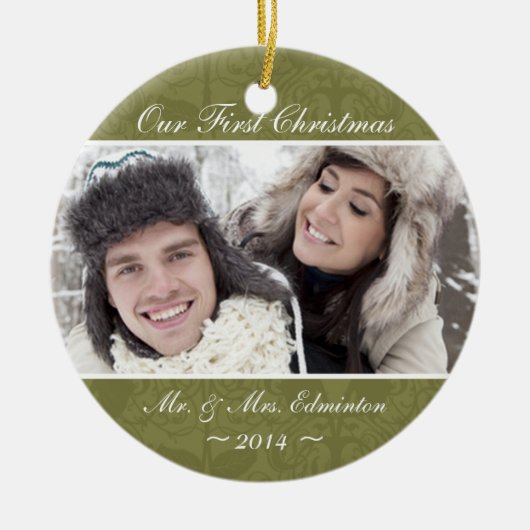 Grünes Jungvermählten-erste Weihnachtsverzierung Keramik Ornament (Vorne)