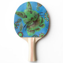grünes Kaninchen auf blauem Tischtennisschläger