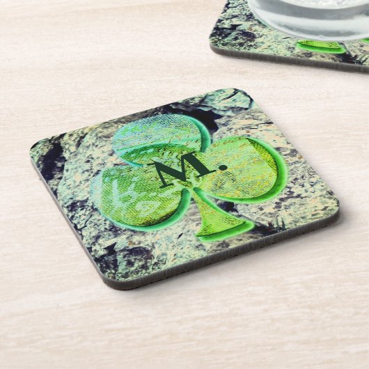 Grünes Kleeblatt Klee mit Ihrem Monogramm Getränkeuntersetzer (Linke Seite)