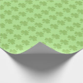 Grünes Kleeblatt Polka Punkte Muster Geschenkpapier (Ecke)