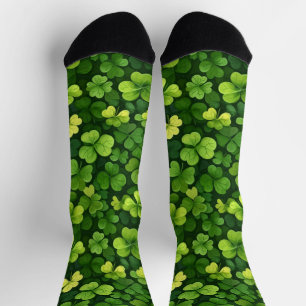 Grünes Kleeblattmuster auf schwarzen Socken