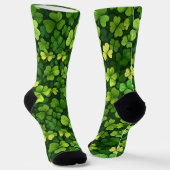 Grünes Kleeblattmuster auf schwarzen Socken (Gewinkelt)