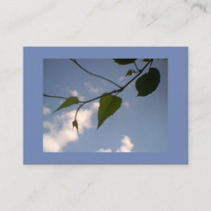 Grünes Laubwerk am blauen Himmel Visitenkarte