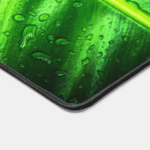 Grünes Leaf mit Regenfällen Schreibtischunterlage (Ecke)
