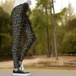 Grünes Leaf-Muster auf schwarz Leggings<br><div class="desc">Dieses Naturdesign zeichnet sich durch einen grünen Zweig und ein Blatt Muster auf einem schwarzen Hintergrund aus.</div>