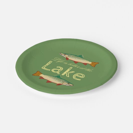 Grünes Leben der Regenbogenforelle-| ist in dem Pappteller (Schrägansicht)