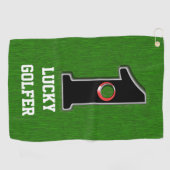 Grünes Loch in einem glücklichen Golfer mit Text Golfhandtuch (Horizontal)