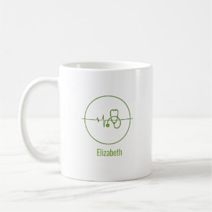 Grünes medizinisches Stethoskop Herzschlag Benutze Kaffeetasse