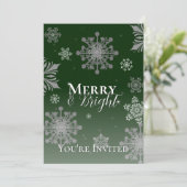 Grünes Merry und helle Schneeflocken Weihnachts-Pa Einladung (Stehend Vorderseite)