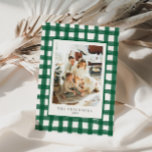 Grünes, modernes Retro-Kariertes Foto Xmas Feiertagskarte<br><div class="desc">Diese Weihnachtskarte ist in natürlichen handgezeichneten Gingham kariert,  Vintag inspiriert Ferienfarben und Bio Typografie unterhaltsam.</div>