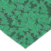 Grünes Muster Kleeblatt-St. Patricks Tages Kurzer Tischläufer (Ecke)