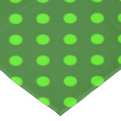 Grünes Musterdesign mit dunkelgrünen Tupfen Tischdecke (Schrägansicht)