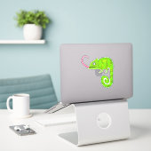 Grünes niedliches Chamäleon Aufkleber (Laptop auf Schreibtisch)