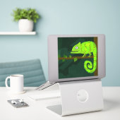 Grünes niedliches Chamäleon Aufkleber (Laptop auf Schreibtisch)