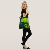 Grünes niedliches Chamäleon Tasche (Am Model)