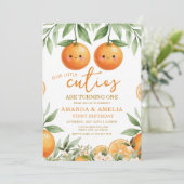 Grünes Orange Zwillings-Schätzchen 1. Geburtstag Einladung (Stehend Vorderseite)