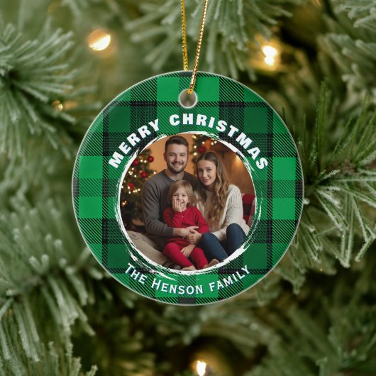 Grünes personalisiertes Familienfoto Karomuster Keramik Ornament (Baum)